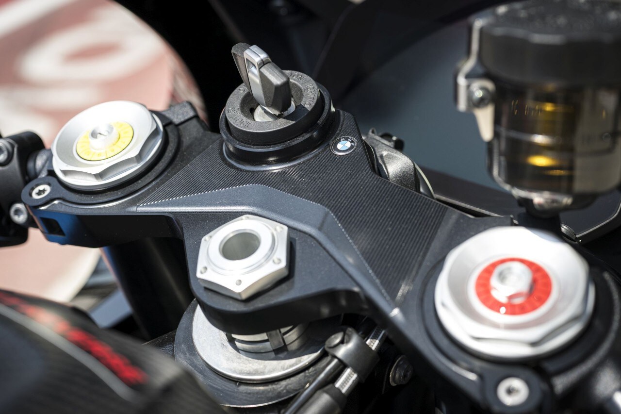 DueruoteTG #238 - Abbiamo guidato in pista la BMW che corre in SBK! 